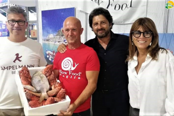alessandro-ciccolella-direttore-di-torre-guaceto-cosimino-de-biasi-pescatore-rocky-malatesta-presidente-di-torre-guaceto-lara-marchetta-vicepresidente-di-torre-guaceto49A44A15-1047-C1EC-EC4D-93AA896C2E06.jpg