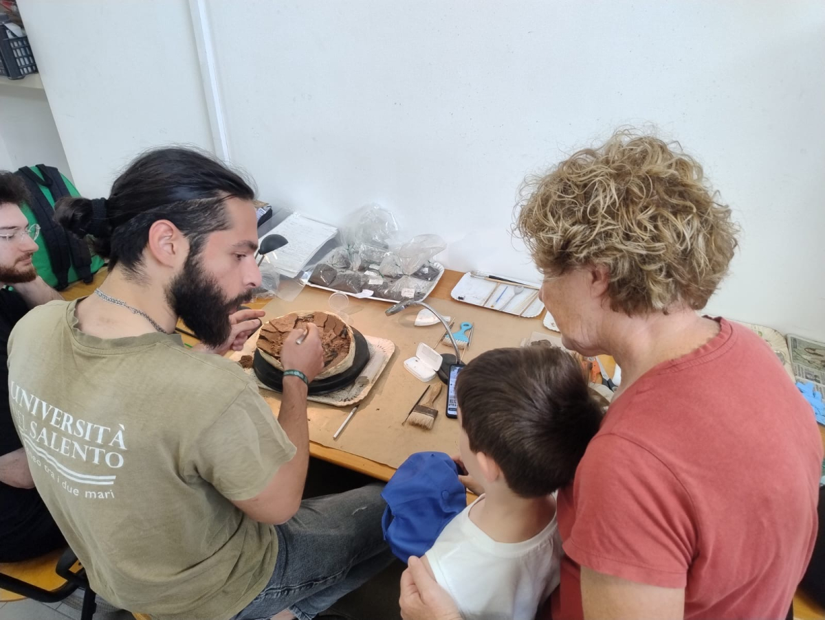 A tu per tu con i ricercatori: apre il laboratorio archeologico di Torre Guaceto, fino al 30 giugno si potrà assistere ai microscavi sulle urne cinerarie della riserva