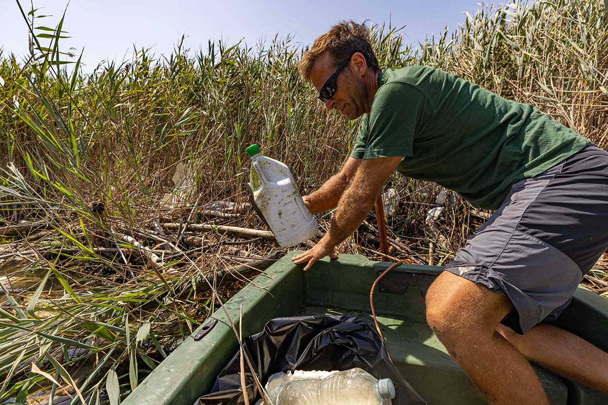 Torre Guaceto e Greenpeace: fermiamo l'inquinamento da plastica che soffoca i nostri mari