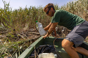 Torre Guaceto e Greenpeace: fermiamo l'inquinamento da plastica che soffoca i nostri mari